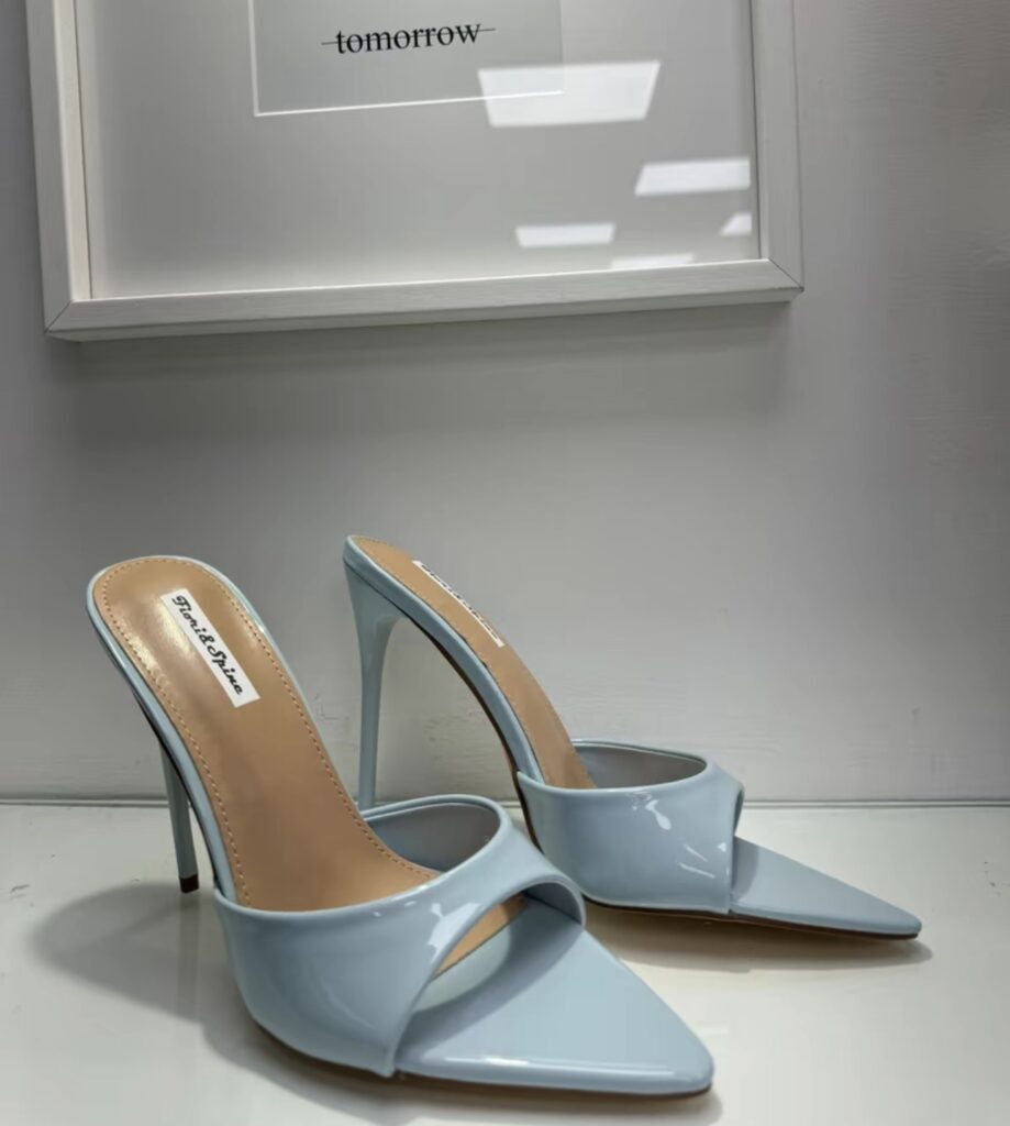 Sabot Mule in Vernice a Punta con Tacco Stiletto – Fiori & Spine